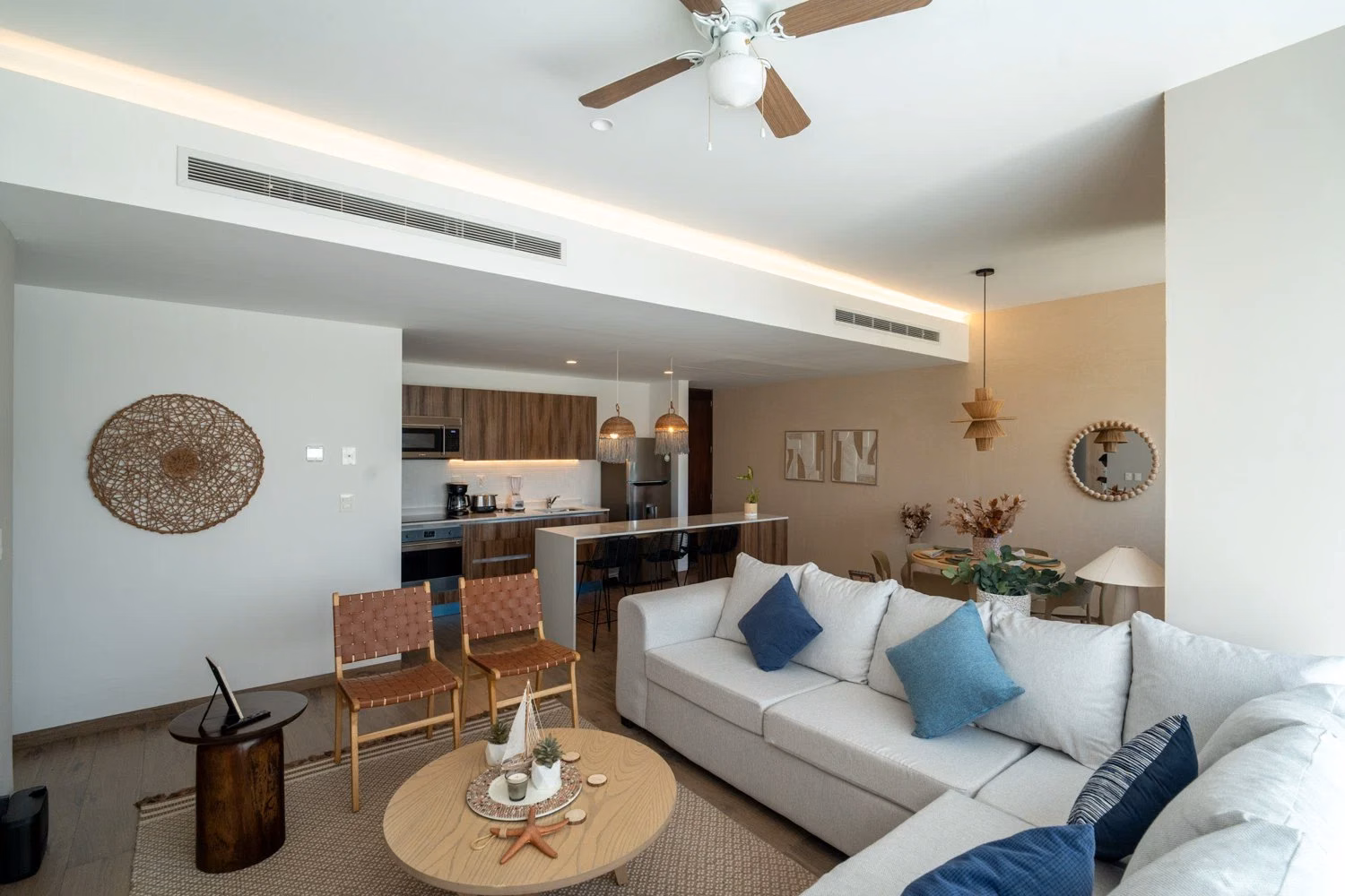 Sala y cocina de una residencia The Leaf